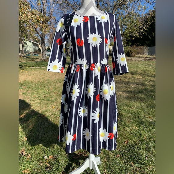 Dresses & Skirts - Floral fun summer dress size Medium